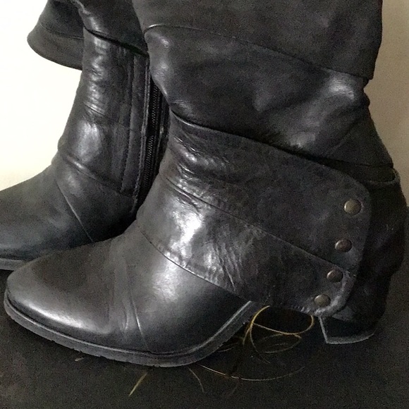 Boots Eject - Picture 2 of 3